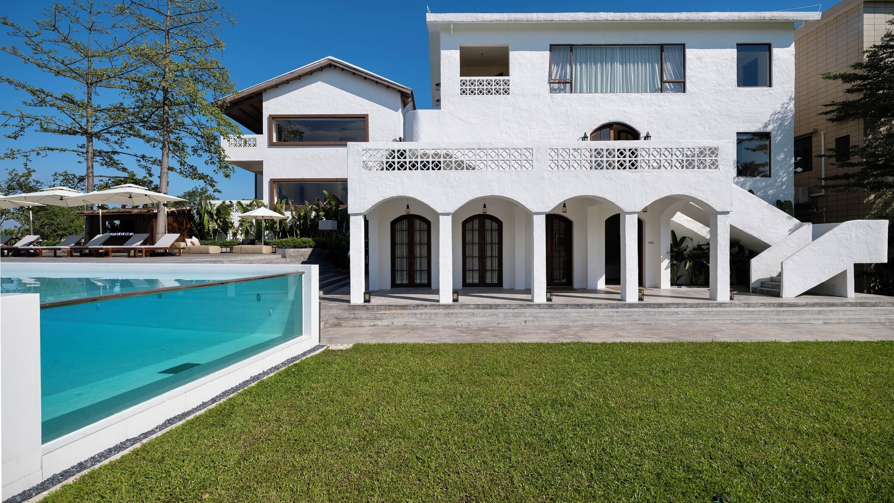 室外游泳池，09:00 至 21:00 开放，池畔遮阳伞，日光浴躺椅