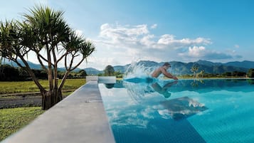 Udendørs pool, åben fra kl. 09.00 til kl. 21.00, parasoller, liggestole