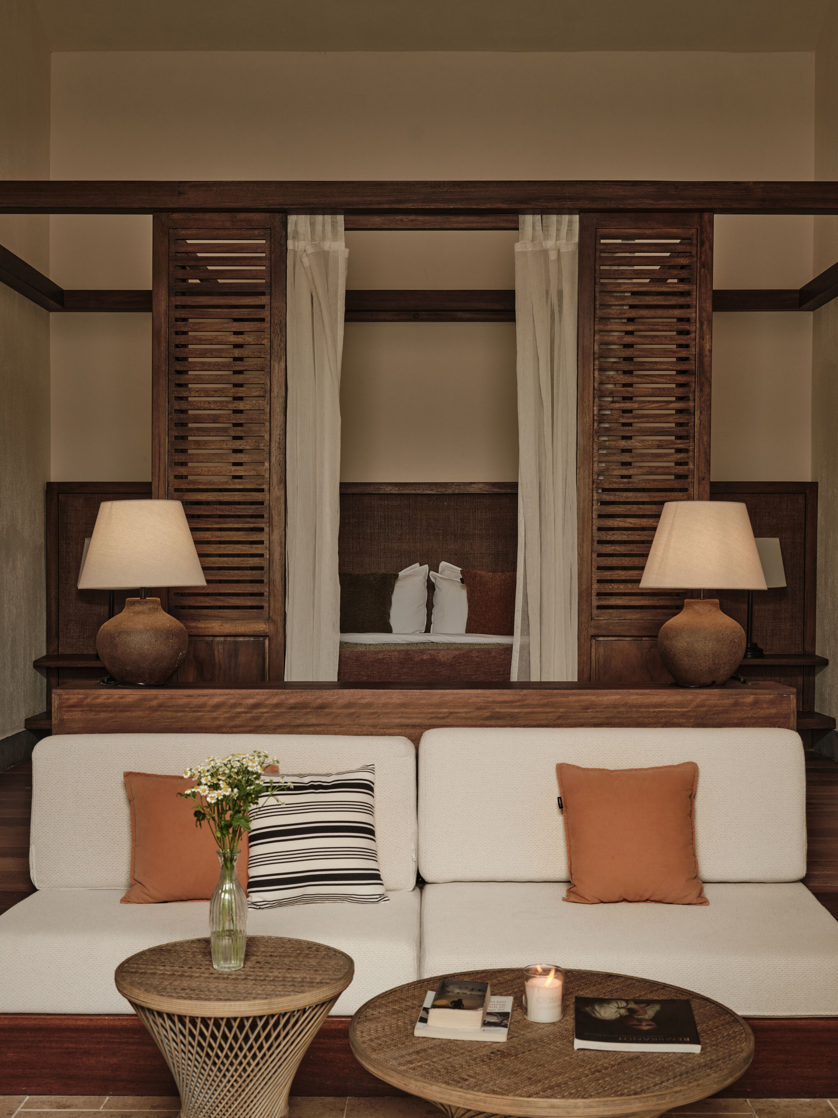 Family Quadruple Room | Living room | Books