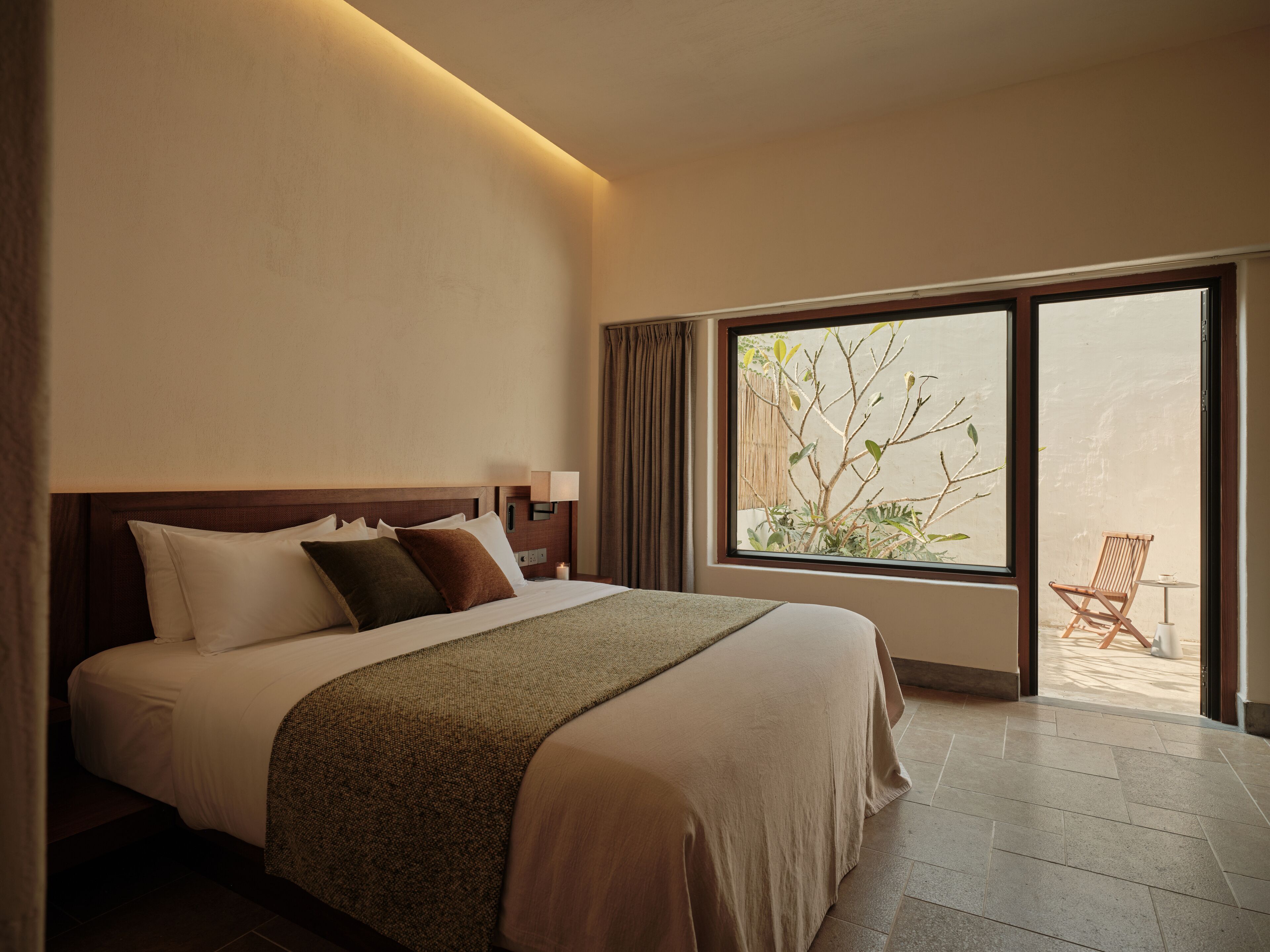 Phòng cơ bản, 1 giường cỡ queen | Minibar với thức uống miễn phí, màn/rèm cản sáng 