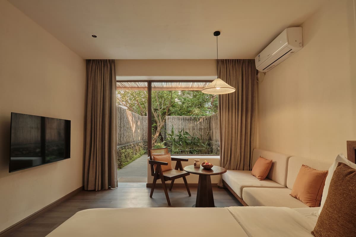 Executive Quadruple Room | Living room | Books