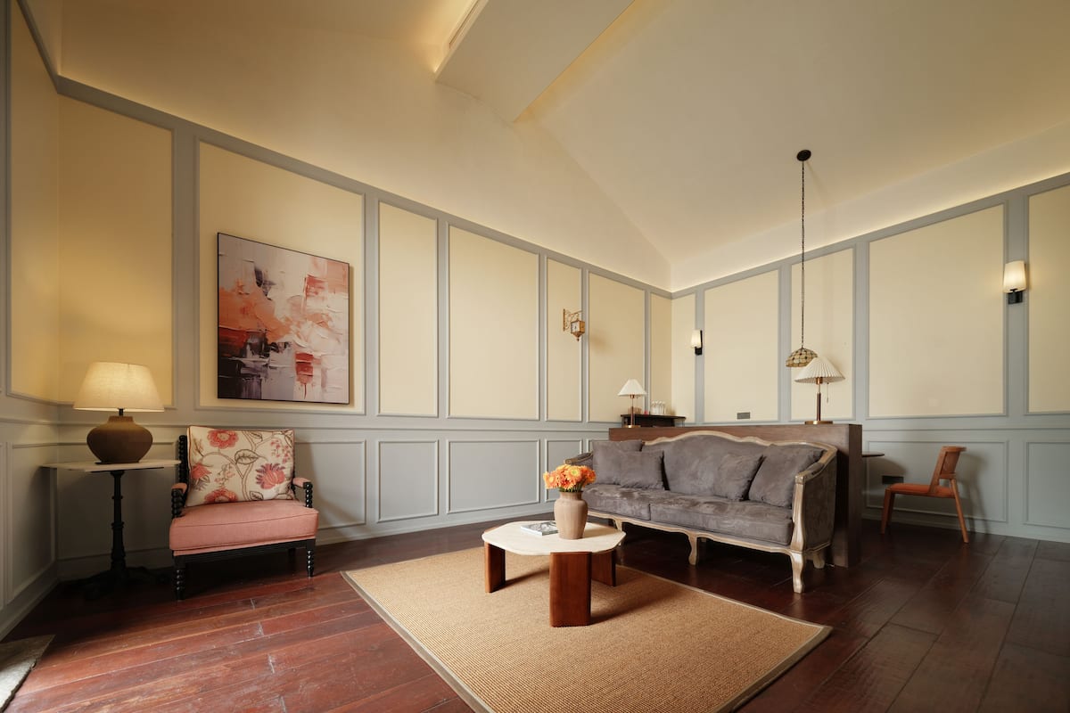 Exclusive Double Room | Living room | Books