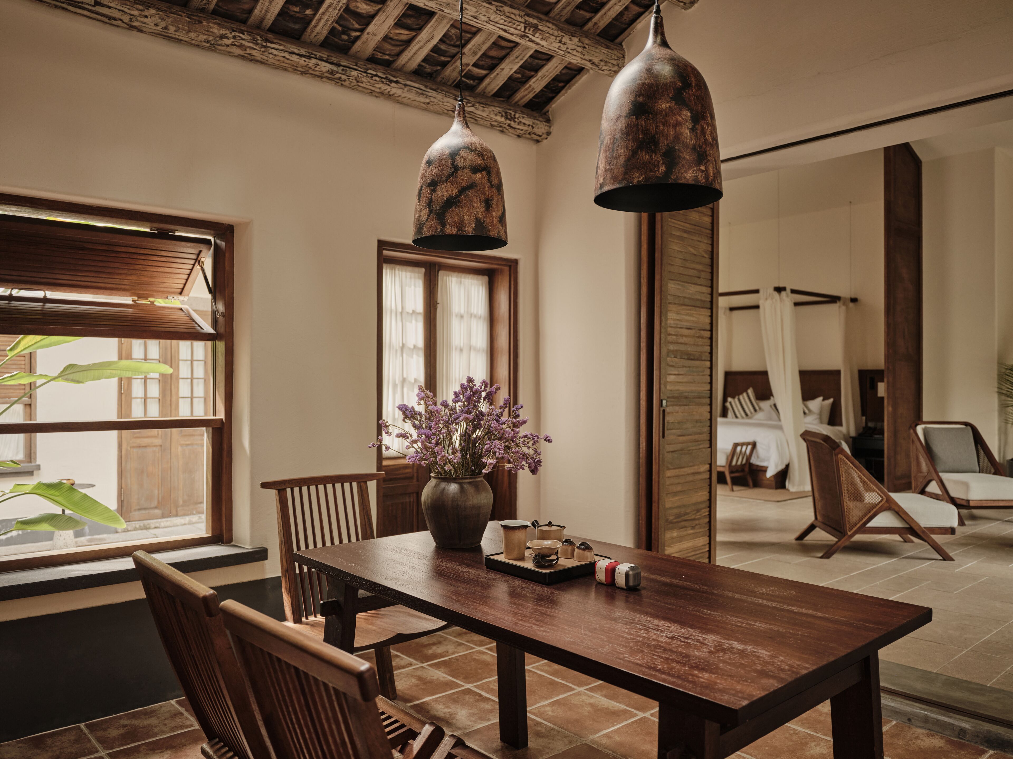 Family Studio Suite | Living room | Books