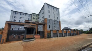 Ein mehrstöckiges Gebäude mit der Aufschrift 'Zanzibar Towers'.