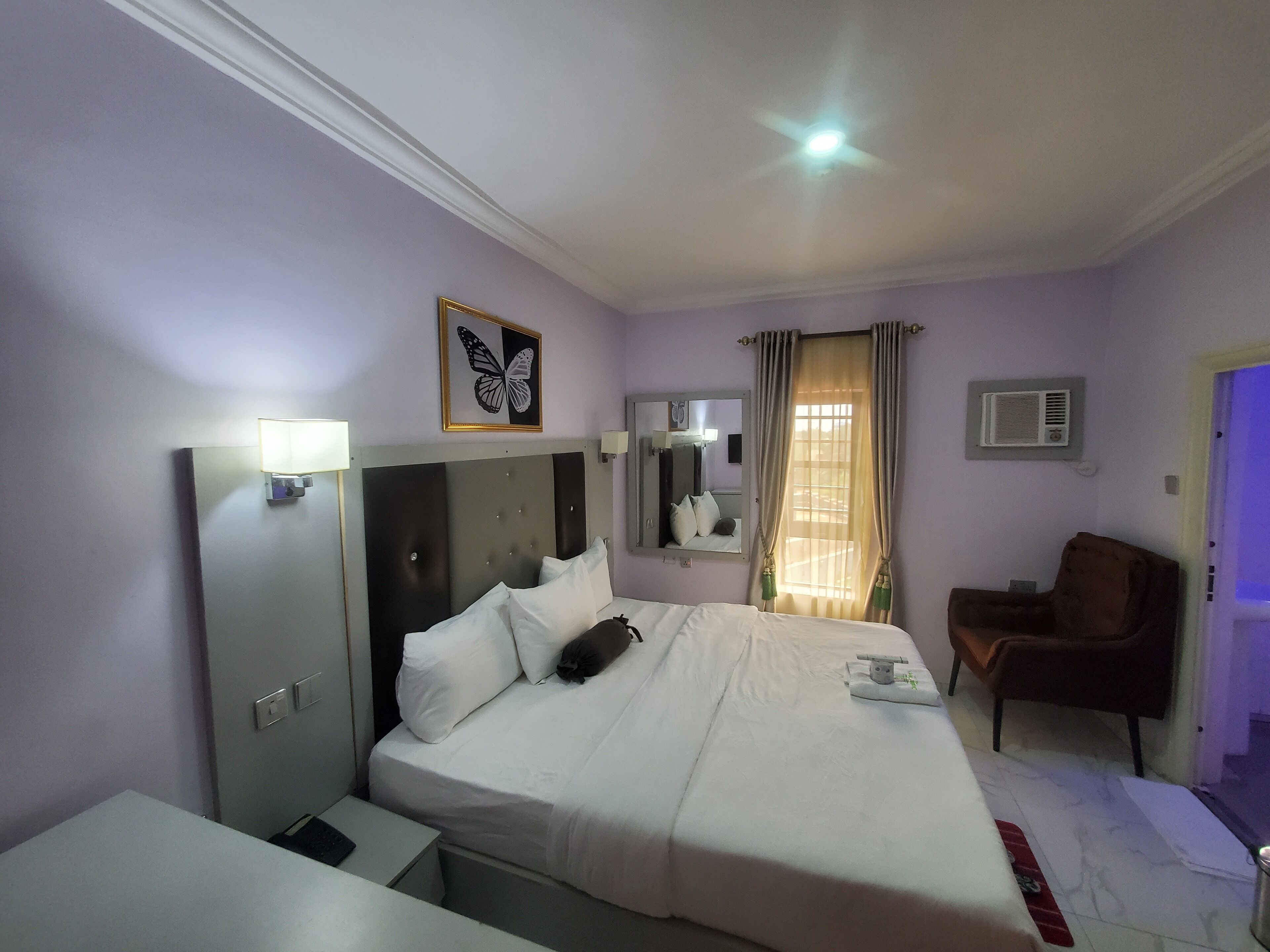 Skrivebord, skrivebord for bærbar PC og wi-fi (inkludert)