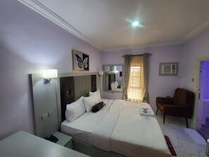 Schreibtisch, laptopgeeigneter Arbeitsplatz, kostenloses WLAN