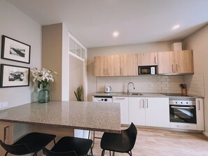 Geladeira, micro-ondas, fogão, lava-louças