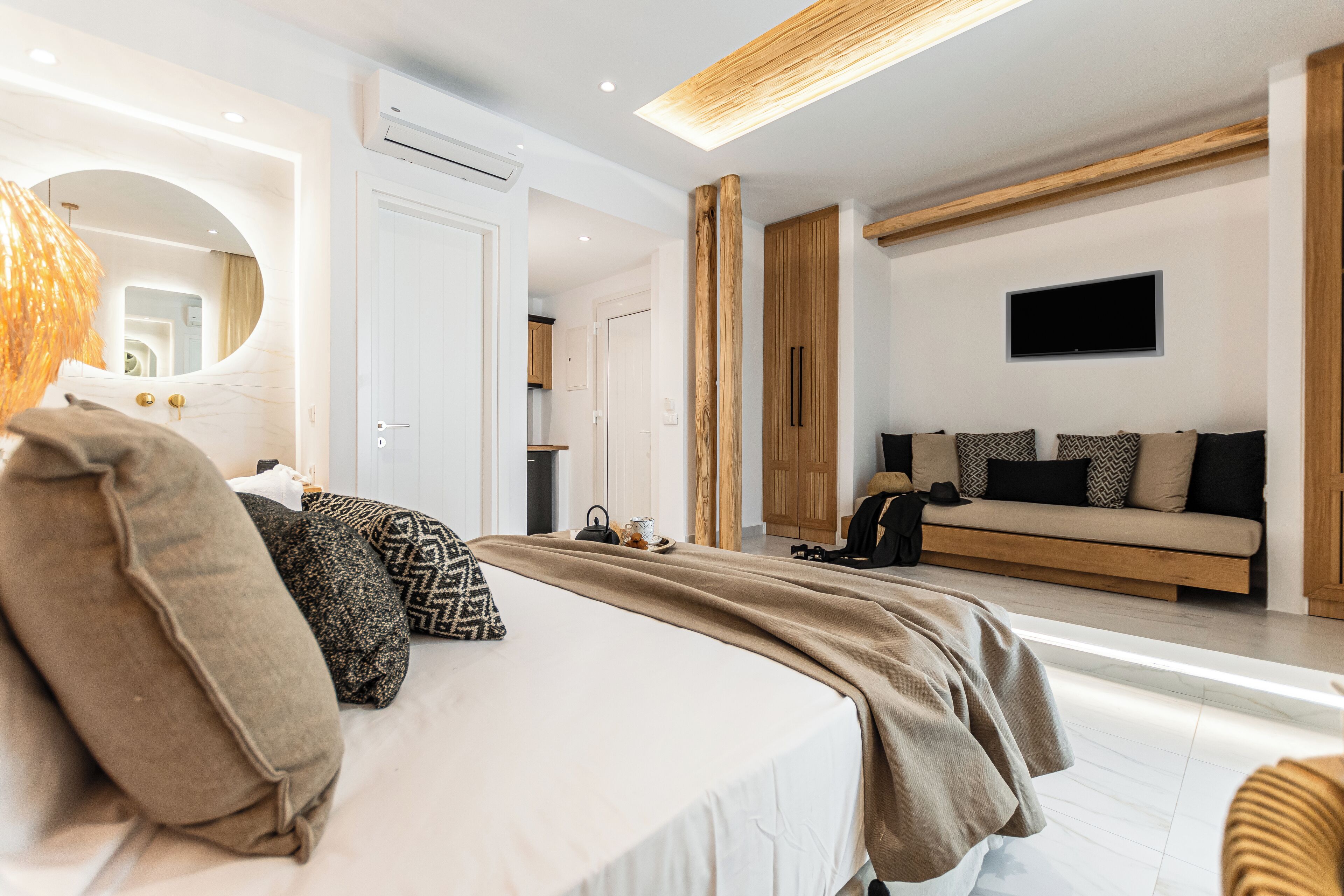 Habitación doble familiar | Ropa de cama de alta calidad y escritorio 