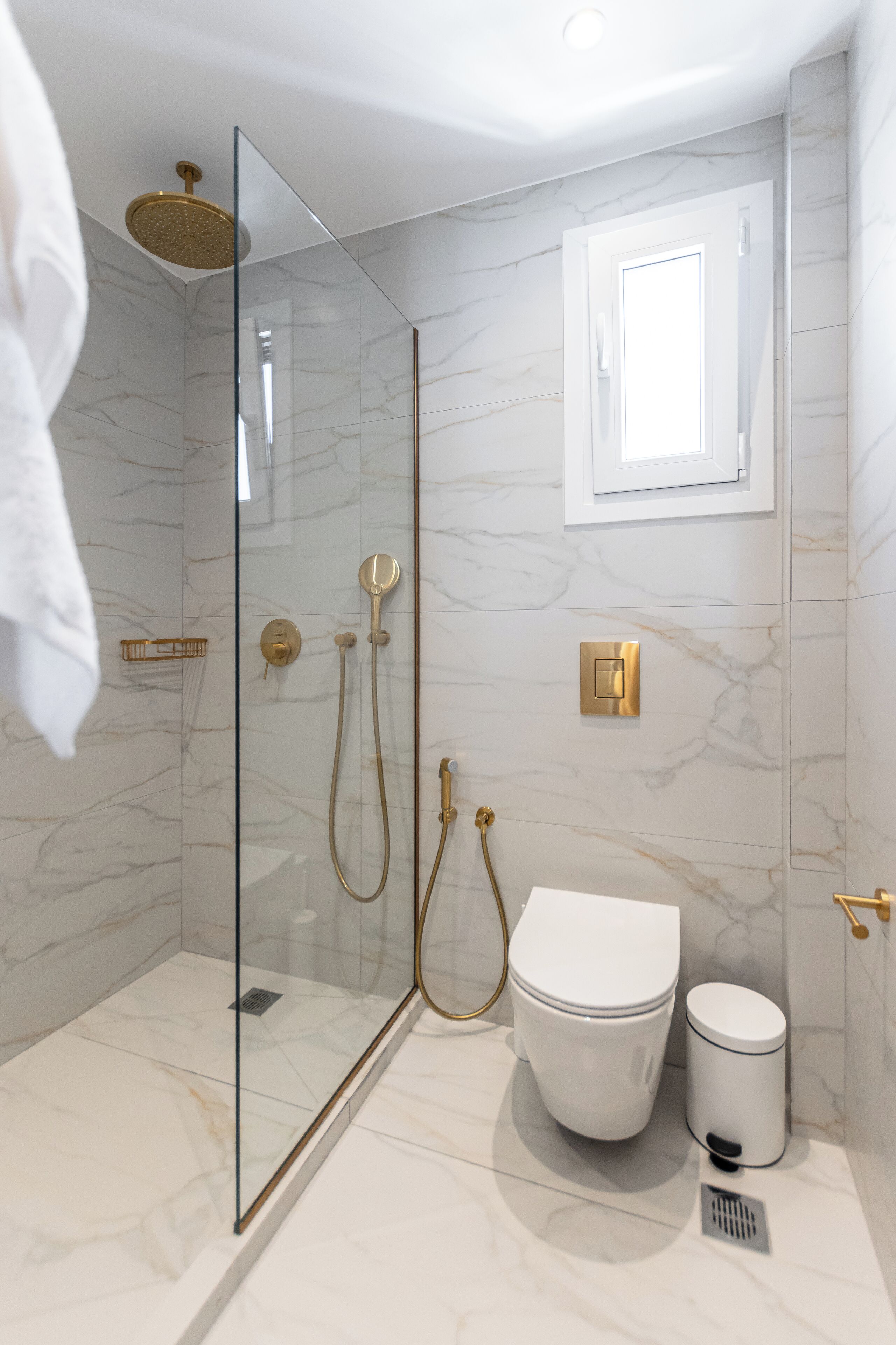 Ducha, secador de pelo, pantuflas, bidet