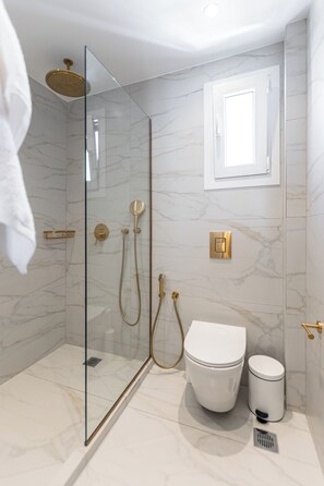 Dusche, Haartrockner, Hausschuhe, Bidet