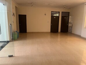 Lobby - Cleo Elegance Rooms & Banquet (Noida)