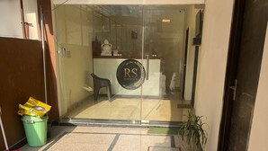 Ein Empfangsbereich mit Glastür, einer Rezeption und dem Logo 'RS'.