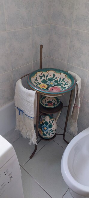 Een douche, een haardroger, een bidet, handdoeken