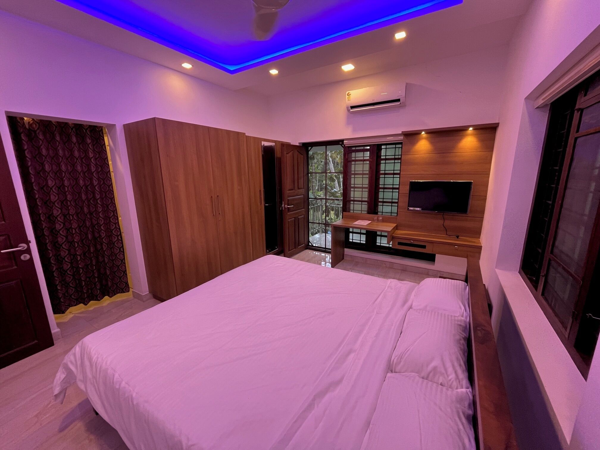 1 dormitorio, tabla de planchar con plancha, wifi y ropa de cama