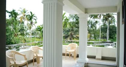 Lakeshore Premier Serviced Villa - Room Near Lake Vembanad!
