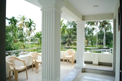 Lakeshore Premier Serviced Villa - Room Near Lake Vembanad!