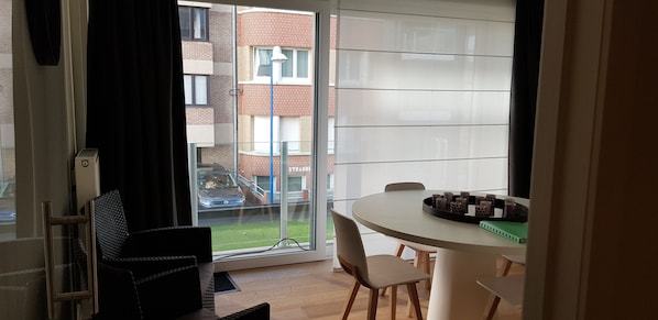 Apartemen Keluarga, 2 kamar tidur, Bebas Asap Rokok, pemandangan laut | Area keluarga | Televisi layar datar 25-inci dengan saluran TV digital