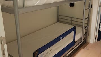 Familienapartment, 2 Schlafzimmer, Nichtraucher, Meerblick | 2 Schlafzimmer, Daunenbettdecken, individuell dekoriert