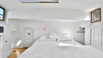 1 slaapkamer, een bureau, een strijkplank/strijkijzer, reisbedje