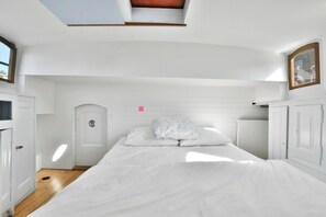 1 habitación, escritorio, tabla de planchar con plancha y cuna de viaje