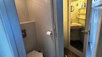 Een haardroger, handdoeken, zeep, toiletpapier