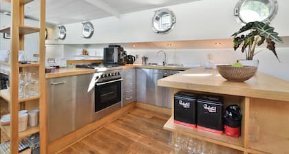 Exclusive: Luxury Houseboat in the Amstel River!