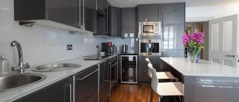 Een koelkast, een magnetron, een oven, een kookplaat