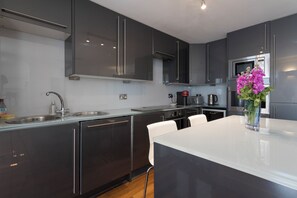 Fridge, microwave, oven, stovetop - Cozy quiet stylish apartment in central London near Trafalgar Square  (London)