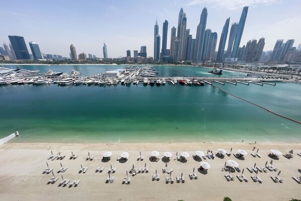 On the beach - Marina Vista Emaar Beachfront Apartments (Dubai)