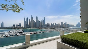 A high-rise building with a view of a marina and a city skyline. - Marina Vista Emaar Beachfront Apartments (Dubai)
