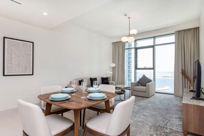 Apartamento premier, 1 quarto, sacada, vista para o mar | Área de estar | Smart TV 50 polegadas com canais digitais