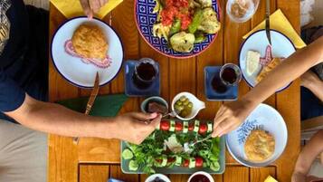 Her gün ücretsiz yerel tarzda kahvaltı