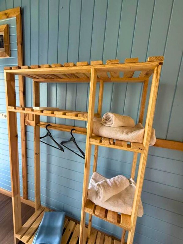 Minibar, wifi gratis y ropa de cama 