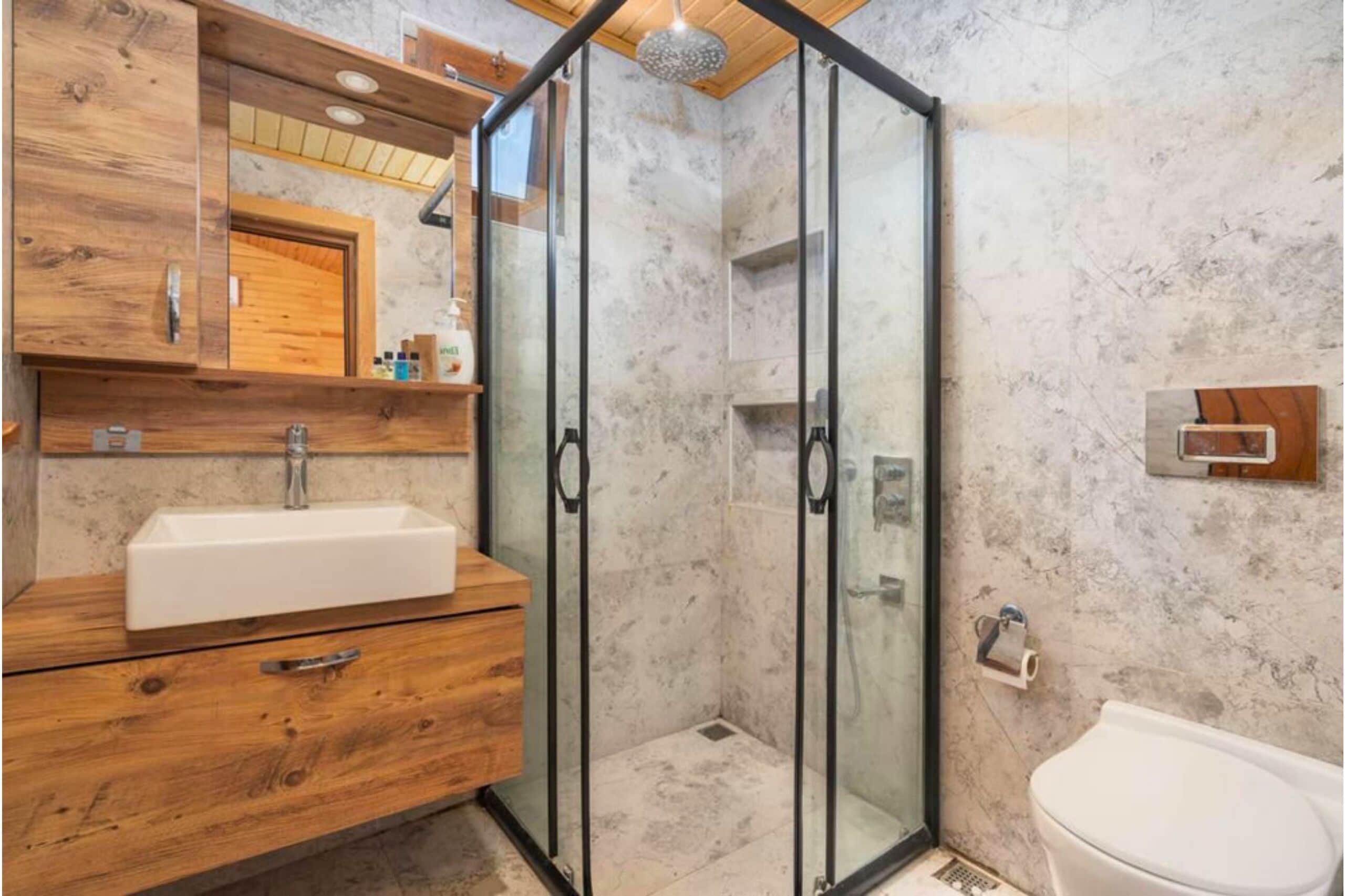 Deluxe Bungalow | Bathroom | Shower, hair dryer, towels, soap