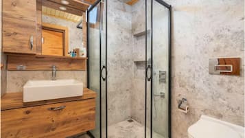Deluxe Bungalow | Bathroom | Shower, hair dryer, towels, soap