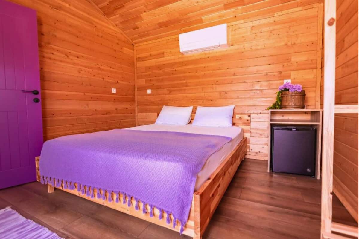 Habitación básica, patio, vista a la montaña | Minibar, wifi gratis y ropa de cama