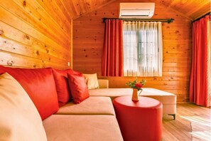 Bungalow familiar, vista a la montaña | Área de sala de estar