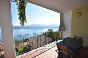 Outdoor dining - Apartment by Lake Maggiore with Stunning View (Oggebbio)