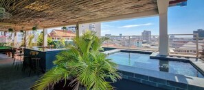 Pool - Appartement Moderne de 4 Pièces Tout Confort (Phnom Penh)