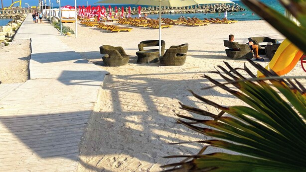 A beach with sun loungers, umbrellas, and a clear view of the ocean. - Carmen International Hotel (Venus)