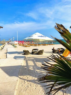 Privatstrand, Sonnenschirme, Strandtücher, Strandbar