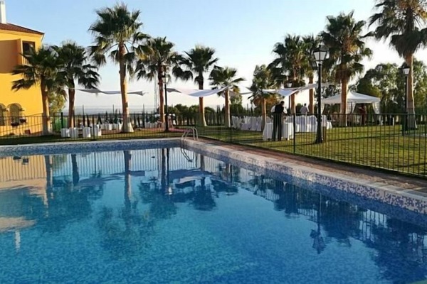 Una piscina al aire libre de temporada