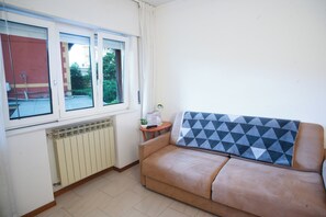 21-tommu flatskjársjónvarp með kapalrásum, sjónvarp.