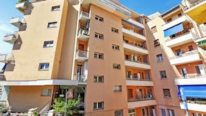 شقة عائلية - غرفة نوم واحدة - ميكروويف (Matteo's Sanremo Apartment for 4) | المنشأة من الخارج