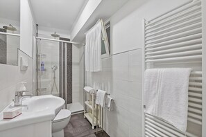 Family Apartment, Multiple Bedrooms (Matteo's Flat) | Bathroom - Matteo's Flat (Sanremo)