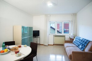 Familieleilighet, flere soverom (Matteo's Flat) | Oppholdsområde | En 21-tommers Flatskjerm-TV med kabel-kanaler samt TV