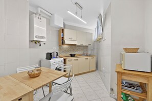 Familieleilighet, flere soverom (Matteo's Flat) | Eget kjøkken | Kjøleskap, mikrobølgeovn, kokeplater og kaffetrakter/tekoker
