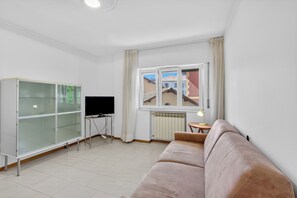Familieleilighet, flere soverom (Matteo's Flat) | Oppholdsområde | En 21-tommers Flatskjerm-TV med kabel-kanaler samt TV