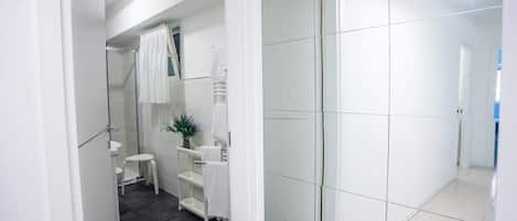 Departamento familiar, varias habitaciones (Matteo's Flat) | Baño | Regadera, secadora de cabello, bidet, toallas