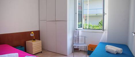 2 soverom, strykejern/-brett og sengetøy